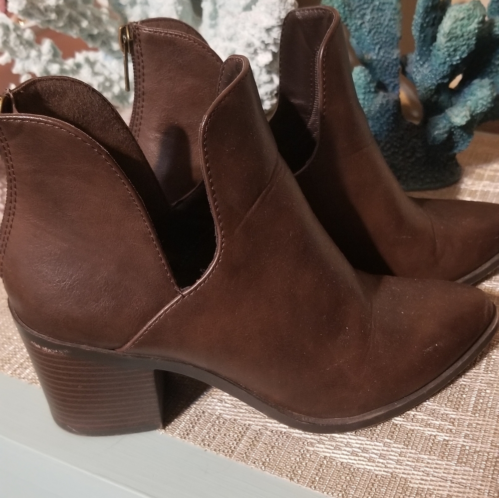 Sz 7 brown ankle booties
